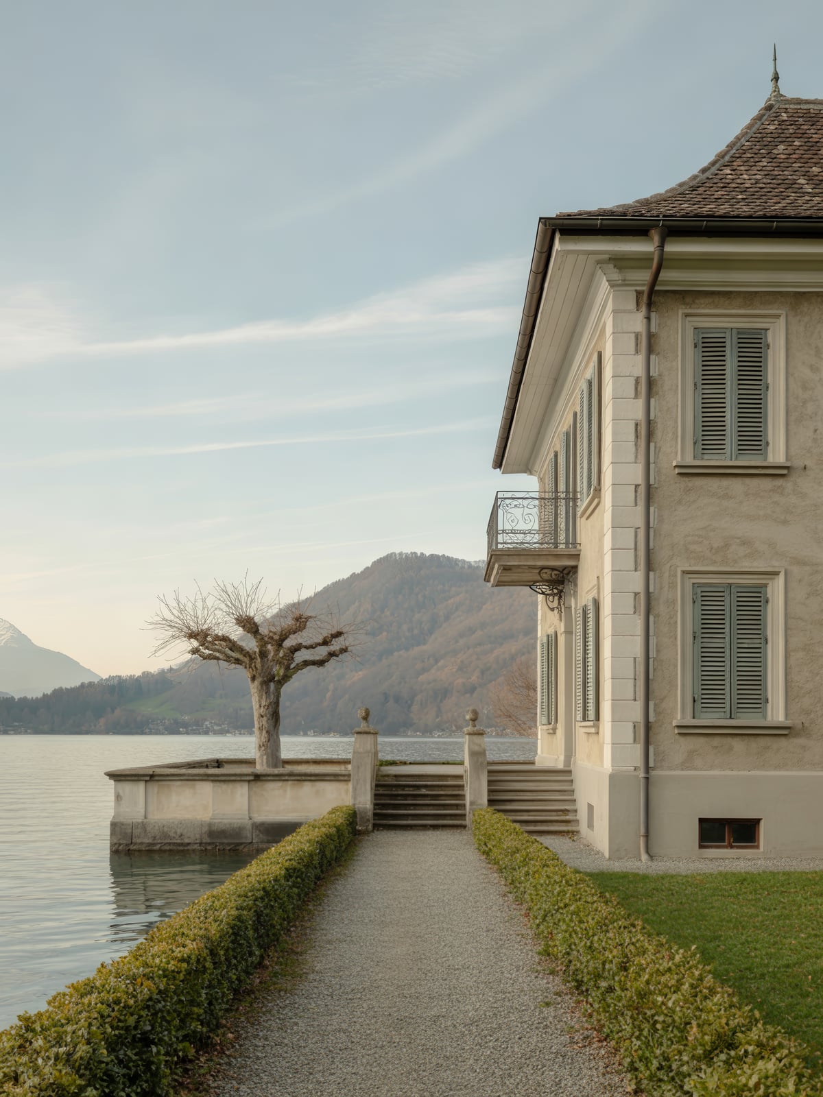 Restaurierte Villa aus dem 19. Jahrhundert mit Kiesweg am Ufer des Vierwaldstättersees